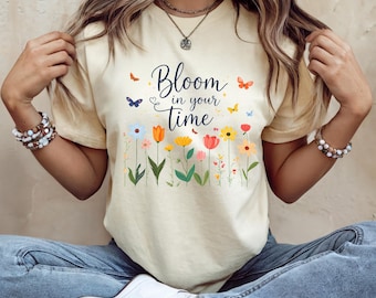 Bloom In Your Time-T-shirt, bloemen inspirerend T-shirt, T-shirt met positief citaat, T-shirt met wilde bloemen, motiverend T-shirt voor haar, lente-esthetiek