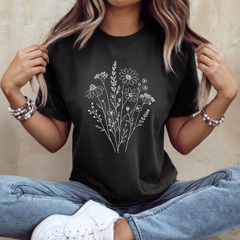 Camiseta minimalista de flores silvestres, camiseta con estampado floral lineal, camiseta botánica Bella Canvas, camiseta de flores estilo cottagecore, camiseta gráfica inspirada en la naturaleza. imagen 4