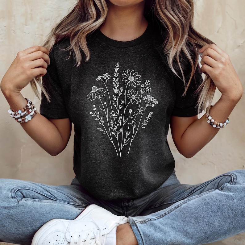 Camiseta minimalista de flores silvestres, camiseta con estampado floral lineal, camiseta botánica Bella Canvas, camiseta de flores estilo cottagecore, camiseta gráfica inspirada en la naturaleza. imagen 8
