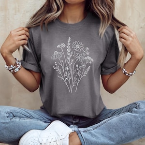 Camiseta minimalista de flores silvestres, camiseta con estampado floral lineal, camiseta botánica Bella Canvas, camiseta de flores estilo cottagecore, camiseta gráfica inspirada en la naturaleza. imagen 6