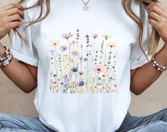T-shirt met wilde bloemen voor dames | T-shirt met bloemenprint en Bella+canvas | Op de natuur geïnspireerd botanisch shirt | Zachte esthetische outfit