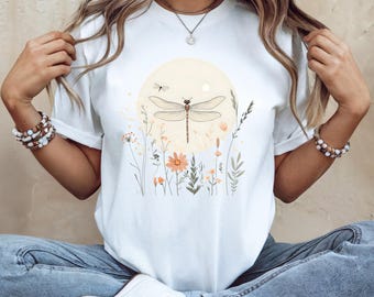 T-shirt Dragonfly Wildflower, boho natuur T-shirt, minimalistisch bloemenshirt, esthetisch botanisch T-shirt, zachte meisjesstijl, Bella Canvas grafisch T-shirt