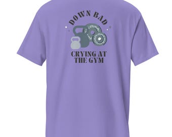 Down Bad Crying at the Gym T-shirt - Rolig träningsficka-T-shirt - Relatable Fitness Humor T-shirt