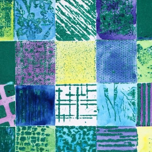 Könnte beinhalten: Ein farbenfrohes abstraktes Kunstwerk mit einem Raster aus Quadraten, jedes mit einer einzigartigen Textur und Farbe. Die Quadrate zeigen verschiedene Grüntöne, Blau-, Lila- und Gelbtöne mit Mustern wie Punkten, Linien und floralen Designs. Das Kunstwerk ist eine lebendige Darstellung von Farbe und Textur.