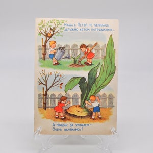 Cartão postal humorístico da URSS soviética do vintage 1957 sobre as aventuras de Masha e Petya no jardim.