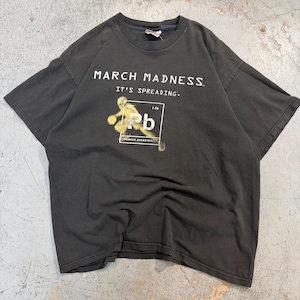 Puede incluir: Camiseta gris oscuro con el texto blanco "MARCH MADNESS. IT'S SPREADING.". Debajo, un gráfico de un jugador de baloncesto y las letras "Pb" en un recuadro. La camiseta es de estilo vintage.