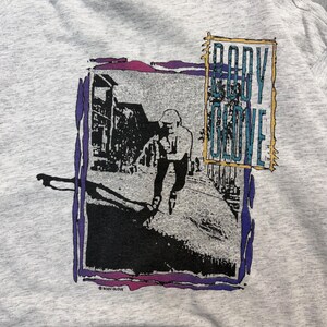 Camiseta vintage de los años 90 con estampado de Body Glove para correr, talla XL, color gris. imagen 4