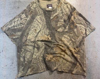 Camiseta vintage de los años 90 con estampado de camuflaje Realtree y bolsillo descolorido, talla L