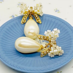 Bow Earrings/Teardrop Pearl Earrings/Bridal Earrings/Bridesmaids Earrings/Pearl Earrings/Statement Earrings/Pearl Post Earrings/Gift For Her