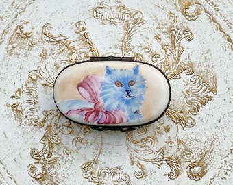 Limoges collectible/Persian cat pill box/ Vintage French Limoges/Hand Painted Porcelain Trinket Box / Limoges Pill Box/Pill Box/Antique Box