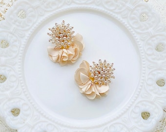 Flower Earrings/Pearl Cluster Earrings/Post Earrings/Cream Earrings/Ruffle Earrings/Ivory Earrings/Pearl Earrings/Off White Earrings