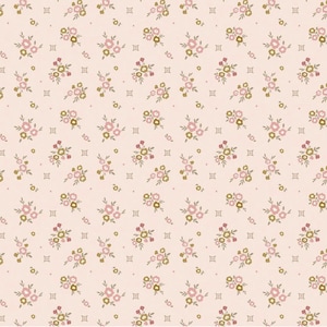 Puede incluir: Una tela de color rosa claro con un patrón repetitivo de pequeños grupos de flores en tonos rosa apagado y verde oliva, intercalados con diminutos puntos de color marrón oscuro y pequeños motivos geométricos cuadrados en cuadrícula.