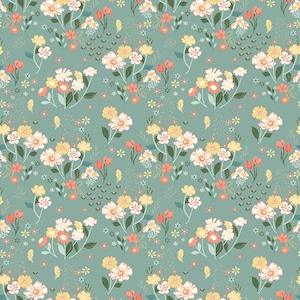 Puede incluir: Patrón floral repetido con flores blancas, amarillas y melocotón, hojas verdes sobre un fondo verde azulado apagado. El diseño presenta flores pequeñas y grandes, creando un patrón delicado y detallado en toda la superficie.