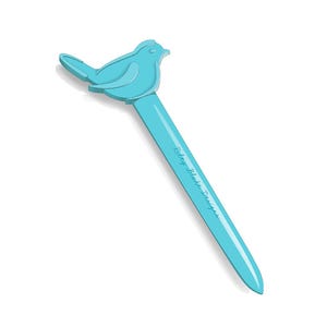 Puede incluir: Un bolígrafo azul claro con una parte superior en forma de pájaro. El bolígrafo tiene un cuerpo largo y delgado y el texto "Riley Blake Designs" está impreso en el cuerpo del bolígrafo. El pájaro mira hacia la derecha y tiene un diseño detallado.