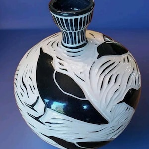 Vintage handskuren Sgraffito fågelmönstervas märkt "IP"