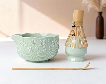 Conjunto de Matcha Sakura Verde Menta Artesanal com Bico, Tigela de Cerâmica com Relevo de Flor de Cerejeira, Kit para Cerimônia do Chá Japonesa, Lindo Porta-Batedeira para Presente