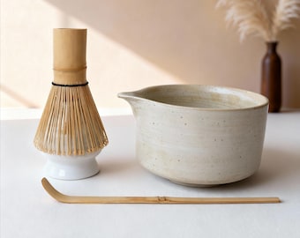 Tigela de Matcha Artesanal com Bico - Chawan Katakuchi Branco Cremoso com Textura - Conjunto de Matcha Minimalista em Cerâmica - Presente Zen para Cerimônia do Chá Japonesa