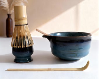 Conjunto de tigela para matcha artesanal azul galáxia com bico, chawan Katakuchi azul marinho meia-noite, kit de cerâmica para cerimônia do chá com suporte para batedor, presente zen