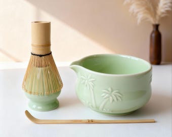 Conjunto de chá matcha com palmeira tropical e tigela com bico - Conjunto de presente Chawan de cerâmica verde-sálvia feito à mão - Kit para cerimônia do chá com palmeira em relevo e batedor.
