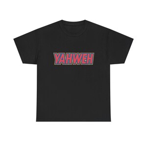 Pode incluir: Camiseta preta com a palavra "YAHWEH" em letras de bloco vermelhas e azuis com contorno dourado. O texto está centralizado na frente. A camiseta tem gola redonda e mangas curtas.