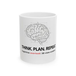 Könnte beinhalten: Weißer Keramikbecher mit einem Gehirndiagramm und dem Text "THINK. PLAN. REPEAT." Darunter steht "Cognitive overload: 3D view enabled." Das Design ist in Schwarz und Grau gehalten.