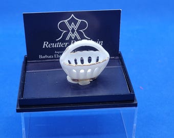 Miniatura domku dla lalek Reuters Porcelain Perced Basket w skali 1/12