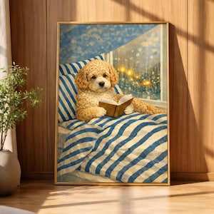 Puede incluir: Una impresión enmarcada de un perro marrón claro leyendo un libro en una cama con ropa de cama a rayas azules y blancas. El fondo muestra una ventana con luces de la ciudad y un cielo azul.