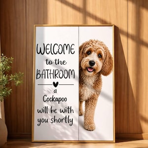 Puede incluir: Un letrero de pared rectangular con fondo blanco y texto en negro que dice Welcome to the BATHROOM a Cockapoo will be with you shortly. Junto al texto hay una imagen realista de un perro Cockapoo de pelaje rizado color canela.