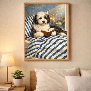 Könnte beinhalten: Ein gerahmter Druck, der einen Hund zeigt, der im Bett ein Buch liest. Der Hund hat ein schwarz-weiß-graues Fell. Die Bettwäsche hat blau-weiße Streifen. Der Hintergrund zeigt ein Fenster mit Lichtern.