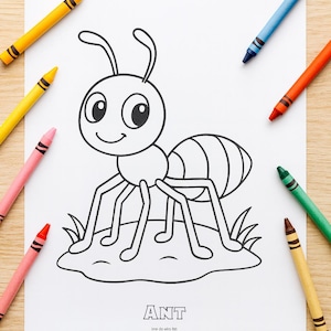 Op de afbeelding: Een kleurplaat met een cartoonmier en het woord "ANT" eronder. De mier is omgeven door gras en is zwart omlijnd. Kleurpotloden in verschillende kleuren, waaronder geel, roze, blauw en groen, liggen verspreid over de pagina.