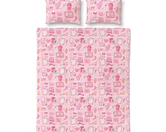Medical Assistance | Asistencia Medica Pink Nursing Tools Pattern Quilt Cover Set
