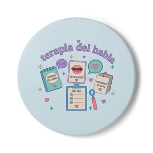 Könnte beinhalten: Ein hellblauer, runder Untersetzer mit dem lila Schriftzug "terapia del habla". Der Untersetzer zeigt Illustrationen von Elementen der Sprachtherapie, darunter ein Notizblock, Lippen und Sprechblasen. Herzen und Sterne schmücken das Design.