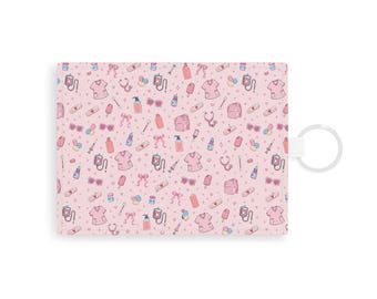 Tarjetero/cartera de identificación de piel saffiano con estampado médico femenino y bonito en rosa, con diseño de enfermería.