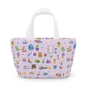 Peut inclure: Un sac fourre-tout lavande avec des poignées blanches, orné d'un motif répété d'illustrations de jouets colorés. Le motif comprend des dinosaures, des chevaux à bascule, des ours en peluche, etc. Le sac est conçu pour transporter des objets.