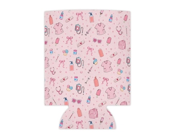 Enfriador de latas con estampado médico femenino / Estetoscopio y termómetro con uniforme médico rosa