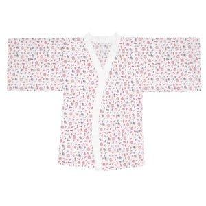 Può includere: Accappatoio kimono bianco con un motivo ripetuto di piccole illustrazioni rosa, rosse e grigie. L'accappatoio ha uno scollo a V e maniche larghe. Il bordo e la fodera interna sono bianchi.