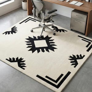 Handtuftad svart elfenbensmatta, geometrisk matta, sydvästlig matta, tribalmönstrad matta, handgjord modern ullmatta, minimalistisk matta bild 4