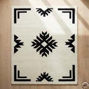 Handtuftad svart elfenbensmatta, geometrisk matta, sydvästlig matta, tribalmönstrad matta, handgjord modern ullmatta, minimalistisk matta bild 2