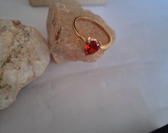 Anillo ovalado con gema naranja – Joyería minimalista con banda dorada