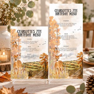 Könnte beinhalten: Zwei rechteckige Menükarten mit der Aufschrift Charlotte's 7th Birthday Menu, die eine Aquarellillustration eines Rehkitzes auf einem Feld mit herbstlichen Bäumen, einem Holzzaun und Vögeln zeigen. Der Text listet die Gänge auf.