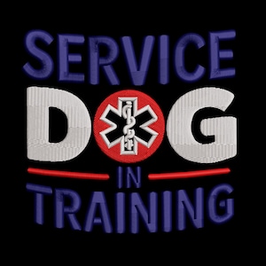 Peut inclure: Image sur fond noir avec l'inscription brodée « SERVICE DOG IN TRAINING » en bleu et blanc. Le mot « DOG » est mis en évidence par un cercle rouge et un symbole médical blanc.