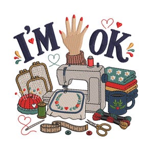 Könnte beinhalten: Ein Stickmotiv mit dem Text I'M OK, einer Hand mit rotem Nagellack, einer Nähmaschine, Stickrahmen, einem roten Nadelkissen, gestapelten Stoffen, einem Becher, einer Schere, einem Maßband, Garnrollen und einer Nadel mit rotem Faden.