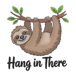 Puede incluir: Imagen bordada de un perezoso sonriente colgado de una rama marrón con hojas verdes. El texto "Hang in There" está escrito en cursiva negra debajo del perezoso. El perezoso es marrón con una cara bronceada.