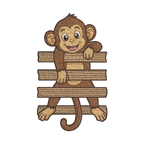 Puede incluir: Un parche bordado que muestra un mono marrón con cara, pecho y manos de color tostado, sonriendo mientras cuelga de cuatro barras horizontales con textura de madera. El mono tiene ojos grandes, orejas redondas y una cola larga que se curva hacia abajo.