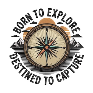 Pode incluir: Design bordado com uma bússola e o texto "BORN TO EXPLORE DESTINED TO CAPTURE". A bússola tem um mostrador bege, uma seta direcional preta e turquesa e um anel externo marrom. O design inclui montanhas, nuvens e um pôr do sol.