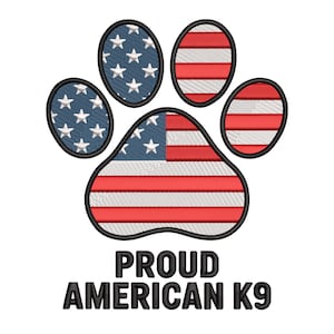 Puede incluir: Diseño bordado de huella de pata con la bandera estadounidense. La huella de pata está compuesta por rayas rojas y blancas y campos azules con estrellas blancas. El texto "PROUD AMERICAN K9" está debajo en negro.