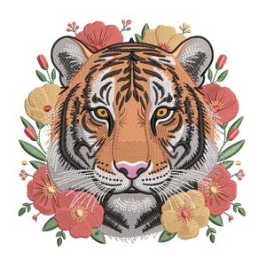 Può includere: Testa di tigre ricamata con pelliccia arancione, nera e bianca, circondata da elementi floreali rossi, gialli e verdi. La tigre ha occhi gialli e un naso rosa. Il disegno è su sfondo bianco.