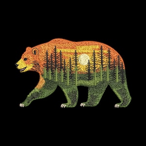Puede incluir: Diseño bordado de un oso caminando con una escena de bosque y puesta de sol dentro de su silueta. El oso es naranja y verde, con un fondo negro. La escena del bosque incluye árboles, un sol y un cielo amarillo.