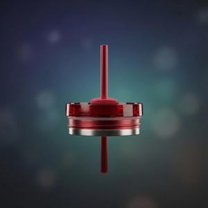 Puede incluir: Una tapa roja y plateada con una pajita roja a juego. La tapa tiene una secci&oacute;n transparente y una banda plateada. La pajita se extiende desde el centro de la tapa, dise&ntilde;ada para un recipiente de bebidas.