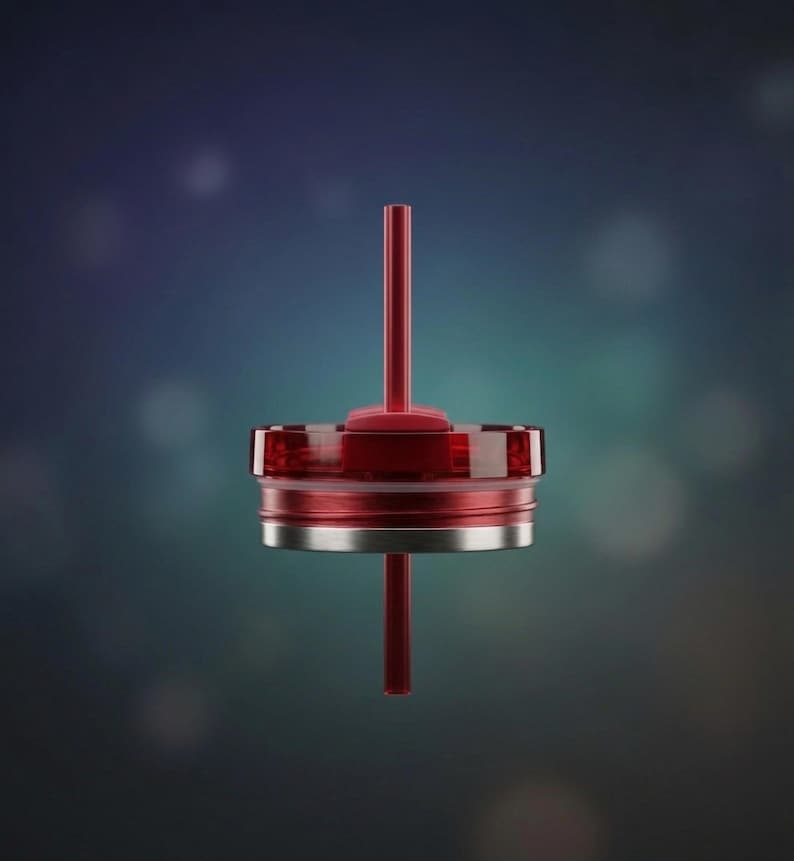 Puede incluir: Una tapa roja y plateada con una pajita roja a juego. La tapa tiene una secci&oacute;n transparente y una banda plateada. La pajita se extiende desde el centro de la tapa, dise&ntilde;ada para un recipiente de bebidas.